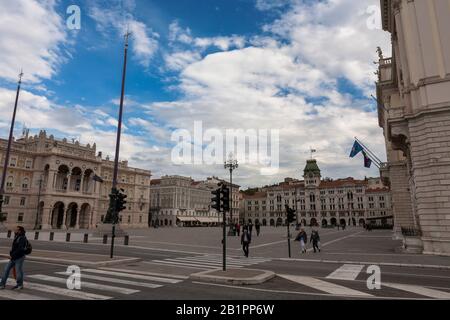 Une Piazza Unità d’Italia, Trieste, Friuli-Venezia Giulia, Italie en grande partie vide Banque D'Images