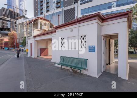 Le tramway signal Cabin 146, l'abri d'attente et les toilettes ont été construits en 1928 à Swanston Street par la Melbourne and Metropolitan Tramways Board. Banque D'Images