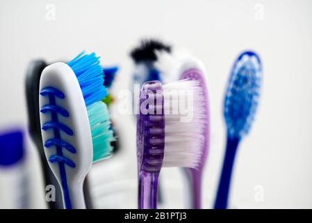 Brosses à dents en verre dans la salle de bains isolées sur fond blanc. Banque D'Images