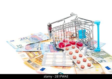 Panier isolé rempli de médicaments avec pilules et capsules et billets en euros. Argent . concept de coût de médicament Banque D'Images