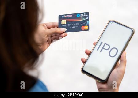 IPO concept for SBI Cards & Payments Services Ltd. La jeune femme qui travaille main tenant la carte de crédit de la State Bank Of India pour son prochain public initial Banque D'Images