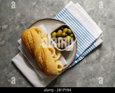 Bocadillo con calamares ou sandwich calmar avec bière, très populaire dans Madrid typique tapas espagnoles Banque D'Images