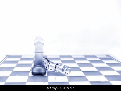Deux pièces d'échecs King sur un plateau en rouge Banque D'Images