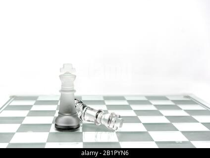 Deux pièces d'échecs King sur un plateau en gris Banque D'Images
