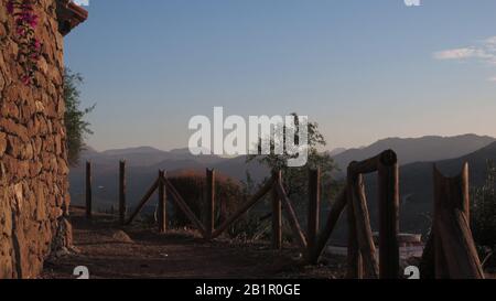 Sentier de clôture rural cassé au-dessus du village andalou, Espagne Banque D'Images