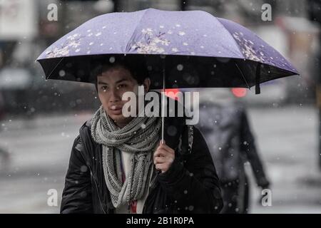 Londres, Royaume-Uni. 27 février 2020. Météo au Royaume-Uni : le traîneau à neige tombe pendant l'heure de pointe du matin dans le centre de Londres alors que les températures continuent de baisser. Crédit: Guy Corbishley/Alay Live News Banque D'Images