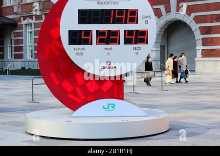 Un compte à rebours pour les Jeux olympiques et paralympiques de Tokyo en face de la gare de Tokyo. Les gens portent des masques de visage pendant l'éclosion de coronavirus. (27/2/2020) Banque D'Images