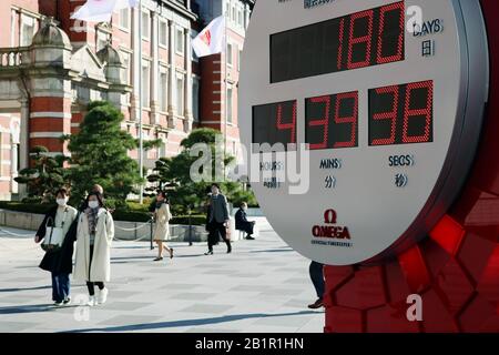 Un compte à rebours pour les Jeux olympiques et paralympiques de Tokyo en face de la gare de Tokyo. Les gens portent des masques de visage pendant l'éclosion de coronavirus. (27/2/2020) Banque D'Images