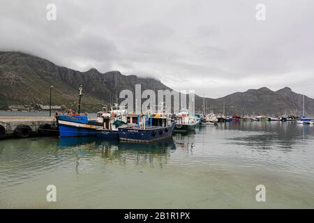 Des chalutiers de pêche amarrés au port de Hout Bay près du Cap, Afrique du Sud. Banque D'Images