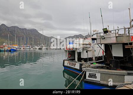 Des chalutiers de pêche amarrés au port de Hout Bay près du Cap, Afrique du Sud. Banque D'Images
