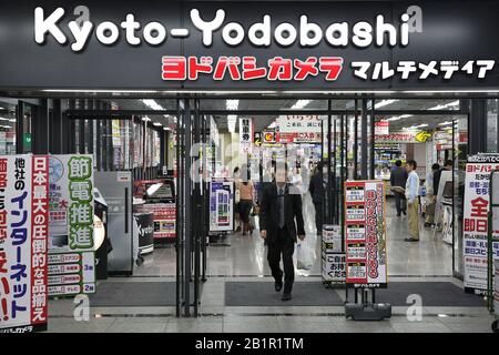 Kyoto, JAPON - 18 AVRIL 2012: Les gens visitent le magasin d'électronique de Yodobashi à Kyoto, Japon. Avec 21 grands magasins d'électronique Yodobashi est un grand retaule Banque D'Images