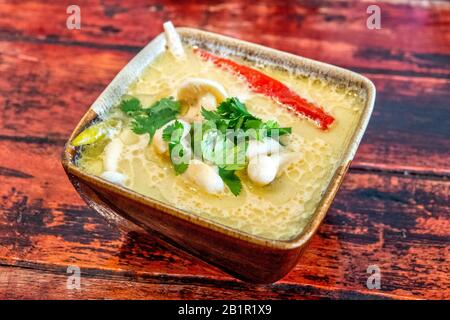 Soupe Thaïlandaise Traditionnelle Tom Kha (Noix De Coco) Banque D'Images