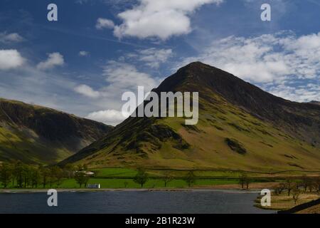 Vue de Fleetwith Pike de la banque de Buttermere dans le district du lac Cumbria, avec Buttermere est tombé à gauche au début du col Honister. Banque D'Images