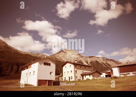 Suisse - Tschierv, commune de Val Mustair dans le canton de Graubunden (Grisons). Style de couleur de traitement croisé - tons rétro-filtrés. Banque D'Images