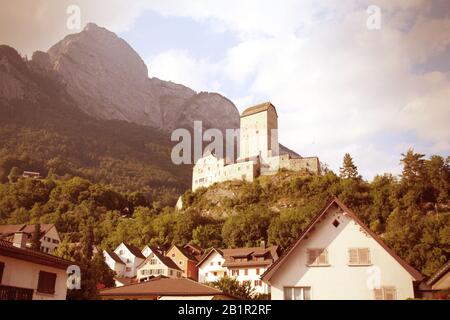 Château de Sargans dans la région Sarganserland du canton de Saint-Gall. Alpes en Suisse. Style de couleur de traitement croisé - tons rétro-filtrés. Banque D'Images