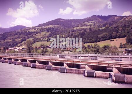 Centrale hydroélectrique sur la rivière Salzach près de Zell Am See, Autriche. Béton. Style de couleur de traitement croisé - tons rétro-filtrés. Banque D'Images