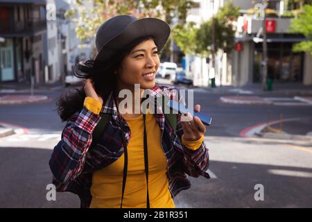 Femme parlant au téléphone dans la rue Banque D'Images