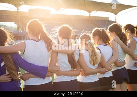 Les joueurs de hockey féminin avant le match sur le terrain Banque D'Images