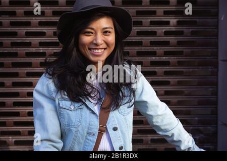 Woman smiling and looking at camera Banque D'Images