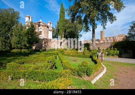 Jardins italiens et église Santa Maria del Monte à Sutri (sur la droite du village), Lazio, Italie Banque D'Images