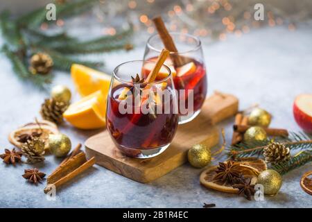 Noël vin chaud délicieux vacances comme des fêtes avec des épices anis à la cannelle orange étoile. Boisson ou boisson chaude traditionnelle, cocktail de fête à X- Banque D'Images