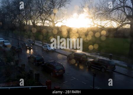 Une vue aérienne des voitures garées dans une rue du sud de Londres, inondée par la lumière du soleil après de fortes précipitations avec des points d'eau hors foyer sur le verre de la fenêtre d'une maison résidentielle, le 25 février 2020, à Londres, en Angleterre. Banque D'Images