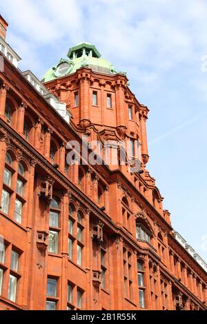 Londres, Royaume-Uni - bâtiment de mission Leysian, ancienne école de garçons. Magnifique monument en terre cuite. Banque D'Images