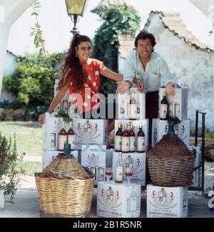 Italienisch amerikanische Sängerin und Schauspielerin Romina Power mit Ehemann Al Bano Carrisi präsentieren Ihren eigenen Wein ALBANO CARRISI, Italien mitte 1980er Jahre. La chanteuse italienne américaine et l'actrice Romina Power avec le mari Al Bano Carrisi présentent leur propre vin ALBANO CARRISI, Italie au milieu des années 1980. Banque D'Images