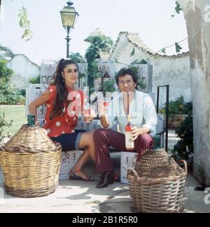 Italienisch amerikanische Sängerin und Schauspielerin Romina Power mit Ehemann Al Bano Carrisi präsentieren Ihren eigenen Wein ALBANO CARRISI, Italien mitte 1980er Jahre. La chanteuse italienne américaine et l'actrice Romina Power avec le mari Al Bano Carrisi présentent leur propre vin ALBANO CARRISI, Italie au milieu des années 1980. Banque D'Images