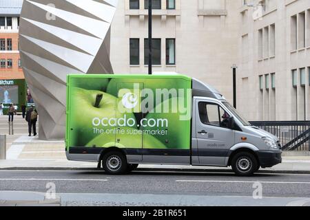 Londres, Royaume-Uni - 8 JUILLET 2016 : livraison de nourriture Ocado Mercedes Sprinter van à Londres, Royaume-Uni. Ocado est un supermarché britannique en ligne seulement. Banque D'Images