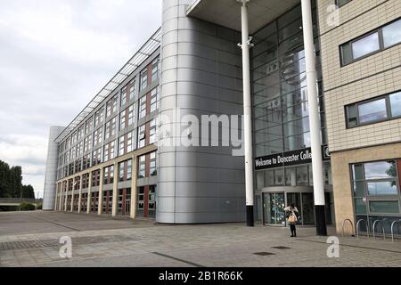 DONCASTER, Royaume-Uni - 12 juillet 2016 : Doncaster College Building au Royaume-Uni. Doncaster College a 13 500 étudiants. Banque D'Images