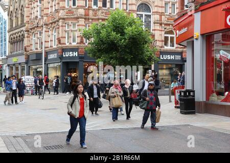 Leeds, Royaume-Uni - 12 JUILLET 2016 : les gens font leurs courses dans le centre-ville de Leeds, Royaume-Uni. La zone urbaine de Leeds compte 1,78 million d'habitants. Banque D'Images