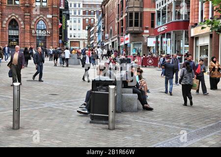 Leeds, Royaume-Uni - 12 JUILLET 2016 : les gens font leurs courses dans le centre-ville de Leeds, Royaume-Uni. La zone urbaine de Leeds compte 1,78 million d'habitants. Banque D'Images