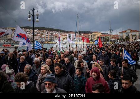 Lesbos, Grèce. 27 février 2020. Les manifestants de l'Union communiste PAME, qui sont contre la construction d'un nouveau camp fermé pour migrants, participent à une manifestation dans la ville de Mytilène sur l'île de Lesbos. Crédit: Angelos Tzortzinis/Dpa/Alay Live News Banque D'Images