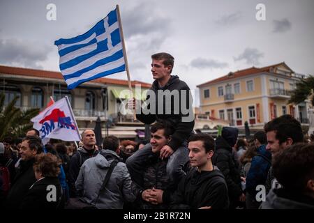 Lesbos, Grèce. 27 février 2020. Les manifestants de l'Union communiste PAME, qui sont contre la construction d'un nouveau camp fermé pour migrants, participent à une manifestation dans la ville de Mytilène sur l'île de Lesbos. Crédit: Angelos Tzortzinis/Dpa/Alay Live News Banque D'Images