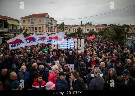 Lesbos, Grèce. 27 février 2020. Les manifestants de l'Union communiste PAME, qui sont contre la construction d'un nouveau camp fermé pour migrants, participent à une manifestation dans la ville de Mytilène sur l'île de Lesbos. Crédit: Angelos Tzortzinis/Dpa/Alay Live News Banque D'Images