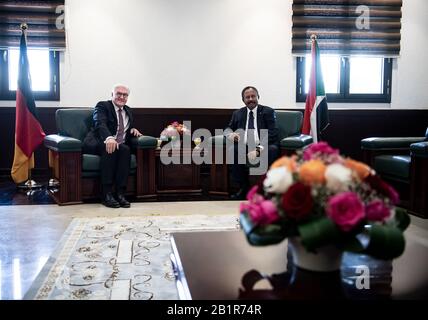 Khartum, Soudan. 27 février 2020. Le Président fédéral Frank-Walter Steinmeier (l) et Abdalla Hamdok, Premier Ministre de la République du Soudan, se réunissent pour des entretiens au bureau du Premier Ministre. Le président fédéral Steinmeier est en visite de deux jours au Soudan. Crédit: Bernd Von Jutrczenka/Dpa/Alay Live News Banque D'Images