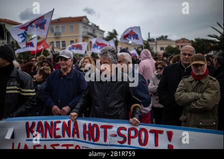 Lesbos, Grèce. 27 février 2020. Les manifestants de l'Union communiste PAME, qui sont contre la construction d'un nouveau camp fermé pour migrants, participent à une manifestation dans la ville de Mytilène sur l'île de Lesbos. Crédit: Angelos Tzortzinis/Dpa/Alay Live News Banque D'Images