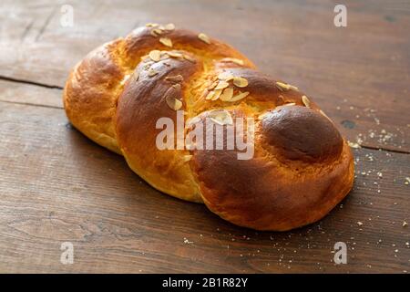 Pain sucré, tsoureki de pâques, cozonac sur fond de table en bois. Brioche tressée, challah traditionnel festif Banque D'Images