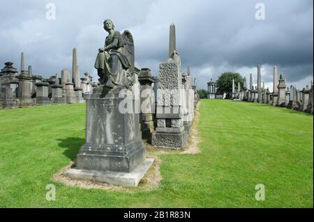 Tombes dans la nécropole, célèbre cimetière victorien à Glasgow, Écosse Banque D'Images