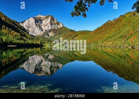 , lac de montagne Vorderer Langbahsee avec Brunnkogel montagne en automne, Autriche, Haute-Autriche, Salzkammergut Banque D'Images