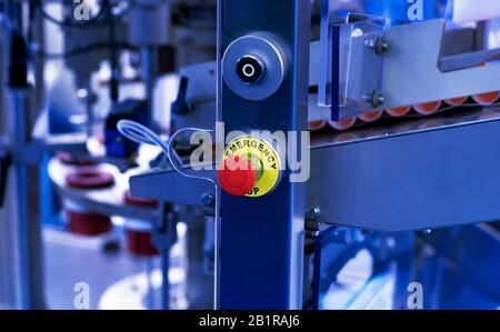 installation du bouton d'arrêt d'urgence sur la nouvelle machine Banque D'Images