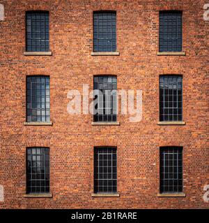 Détails des fenêtres et des briques dans les vieux bâtiments d'entrepôt des Albert Docks de Liverpool Banque D'Images