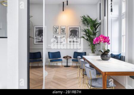 Budapest, Hongrie - 28 novembre 2019: Luxueux coin salon et repas élégant avec des photos en noir et blanc dans un plat lumineux. Banque D'Images