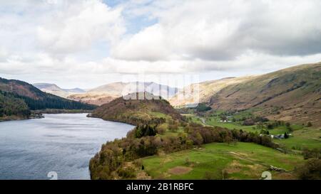 Thirlmere Et Great How, Lake District, Angleterre. Vue aérienne sur le réservoir de Thirlmere avec la plaie de Great How au centre du châssis. Banque D'Images