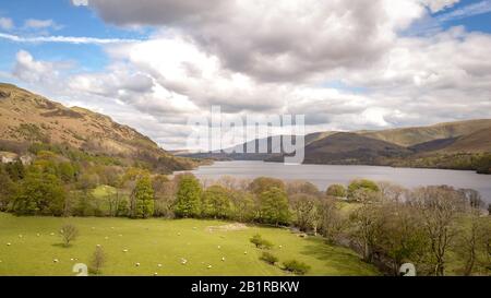 Ullswater, District Du Lac Cumbria. Une image aérienne de drone du paysage entourant Ullswater dans le district de lac Anglais, lors d'une journée de printemps. Banque D'Images