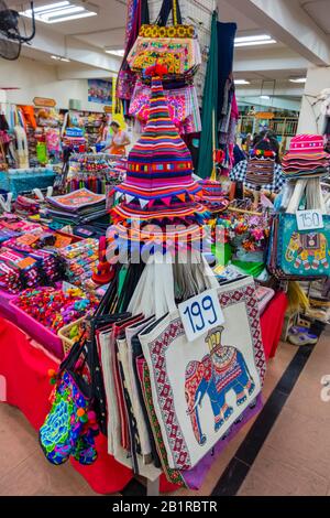 Akha tribu huzzah chapeaux et autres souvenirs populaires, Talat Warorot, marché, Chiang Mai, Thaïlande Banque D'Images