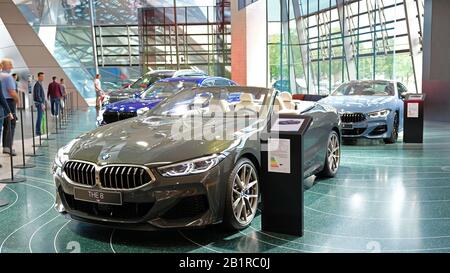 BMW LE 8 dans le hall d'exposition Banque D'Images