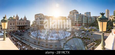 Monaco, Monte-Carlo, 25 décembre 2019 : la place Casino Monte-Carlo au coucher du soleil, arbres de Noël blancs, hôtel le Paris, jour ensoleillé, décoratio de Noël Banque D'Images