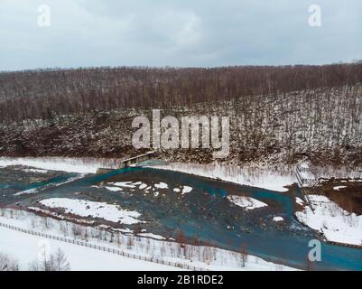 Vue aérienne à Biei où la source de réservoir de l'eau bleue pour le Shirogane Blue Pond est vue Banque D'Images